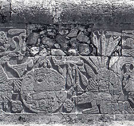 Auf diesem Relief aus Chitzen Itza (Maya) erkennt man die Enthauptung eines Opfers rechts und einen Ball, den man sich als den Kopf eines Geopferten vorstellt. Warum erkl&auml;rt das "Popol Vuh", die Bibel der Maya.