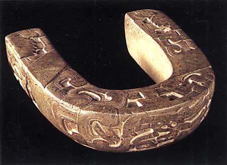 Ein sog.s "Joch" bzw. ein Magengrubenschutz aus Leder, hier in Stein als Kultobjekt nachgebildet. Diese Nachbildungen von Teilen der Ballspielausr&uuml;stung sind wunderbar im Ethnologischen Museum in Dahlem zu sehen.