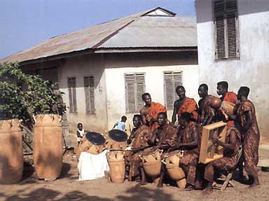 Trommler aus Ghana mit Trommeln, die speziell f&uuml;r das Ethnologische Museum Berlin gebaut wurden. Foto: Andreas Meyer 1993.