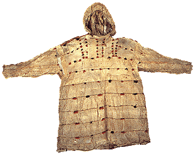 Eskimo-Anorak, Ethnologisches Museum Berlin. Diese aus Fischhaut wasserdicht gef&uuml;gten Regenm&auml;ntel konnten mit den Jagdkajaks zu wasserdichten Einheiten verbunden werden, so dass es m&ouml;glich war, zu kentern, ohne gleich unterzugehen. Obwohl die Eskimo insgesamt die Lebensweise der eis- und steinzeitlichen J&auml;ger fortsetzten, waren bei ihren Vorl&auml;ufern derartige Verfeinerungen der typischen Technologie, soweit wir wissen, noch nicht bekannt.